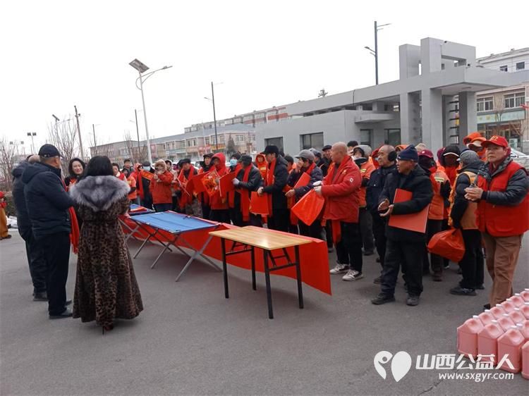 冬日里的一抹阳光增添春节前夕的温暖底色 山西好人张小义协调组织清徐徐沟京栋口腔门诊部公司倾力承办联合各爱心企业为100余名退役军人环卫工人等发放实用的生活用品 - 第5张