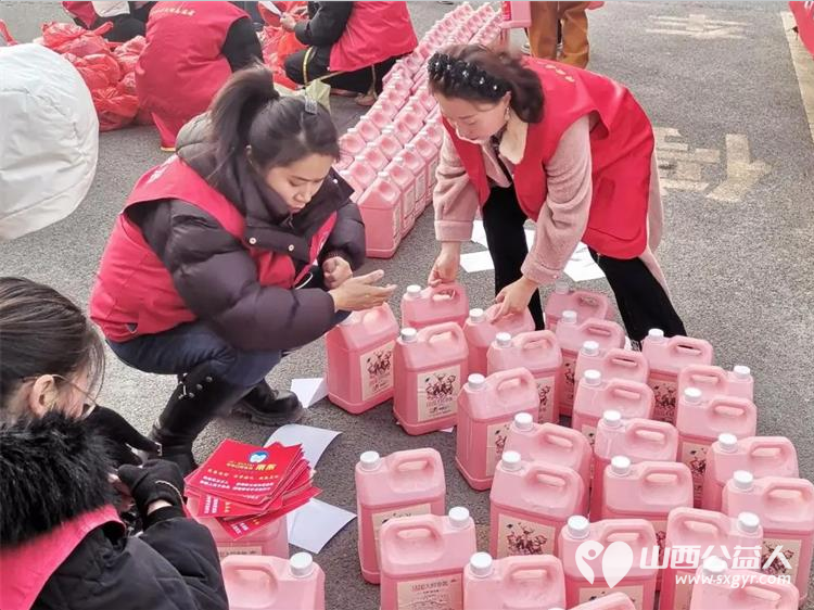 冬日里的一抹阳光增添春节前夕的温暖底色 山西好人张小义协调组织清徐徐沟京栋口腔门诊部公司倾力承办联合各爱心企业为100余名退役军人环卫工人等发放实用的生活用品 - 第10张