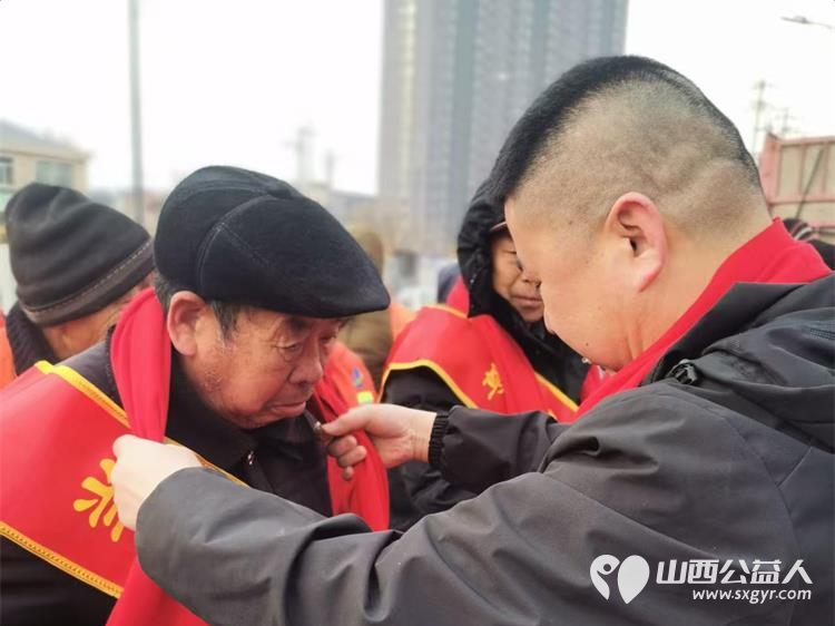 冬日里的一抹阳光增添春节前夕的温暖底色 山西好人张小义协调组织清徐徐沟京栋口腔门诊部公司倾力承办联合各爱心企业为100余名退役军人环卫工人等发放实用的生活用品 - 第3张