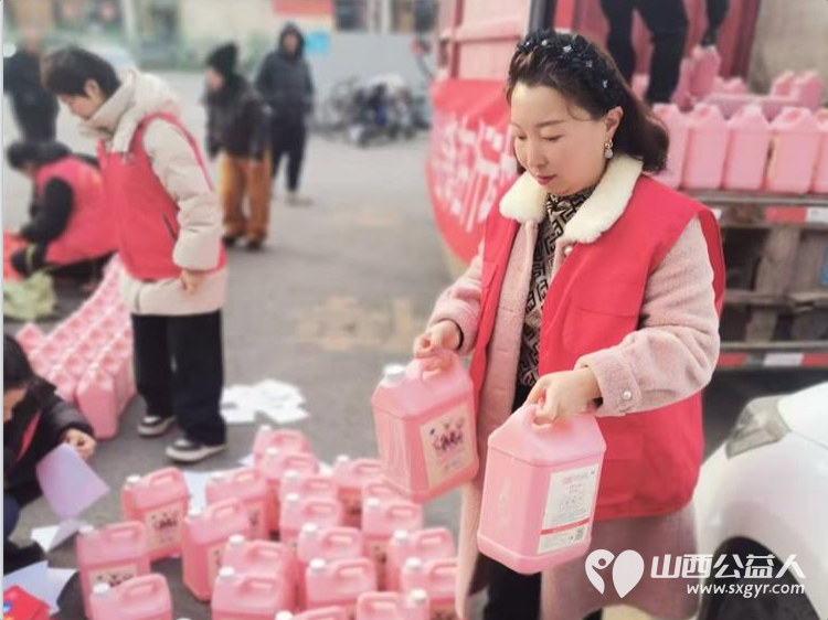冬日里的一抹阳光增添春节前夕的温暖底色 山西好人张小义协调组织清徐徐沟京栋口腔门诊部公司倾力承办联合各爱心企业为100余名退役军人环卫工人等发放实用的生活用品 - 第12张