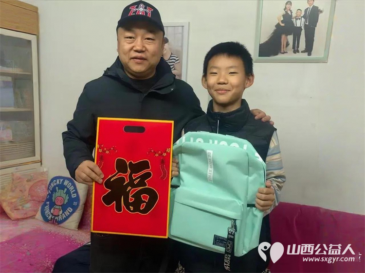情暖新春爱助成长 太原好人姚宝荣为事实孤儿送上新春关爱大礼包其中有书包文具衣服等学习用品 - 第1张