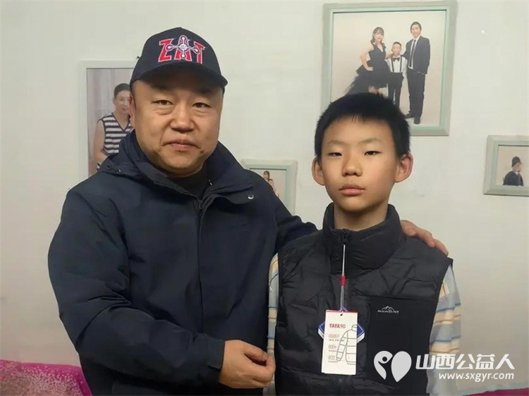 情暖新春爱助成长 太原好人姚宝荣为事实孤儿送上新春关爱大礼包其中有书包文具衣服等学习用品 - 第2张