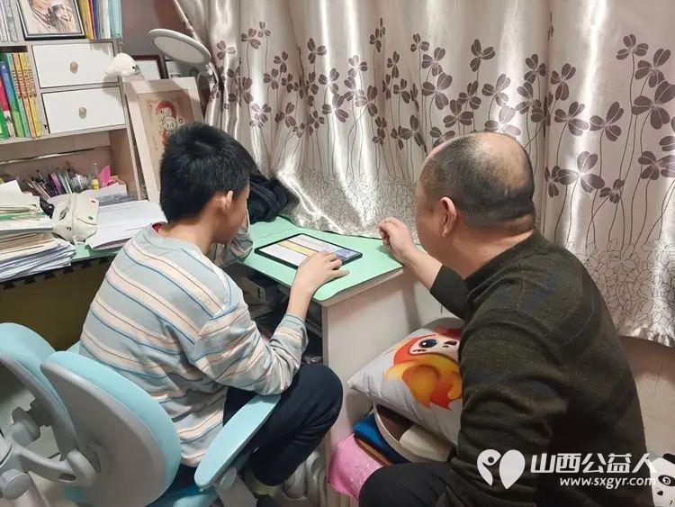 情暖新春爱助成长 太原好人姚宝荣为事实孤儿送上新春关爱大礼包其中有书包文具衣服等学习用品 - 第3张