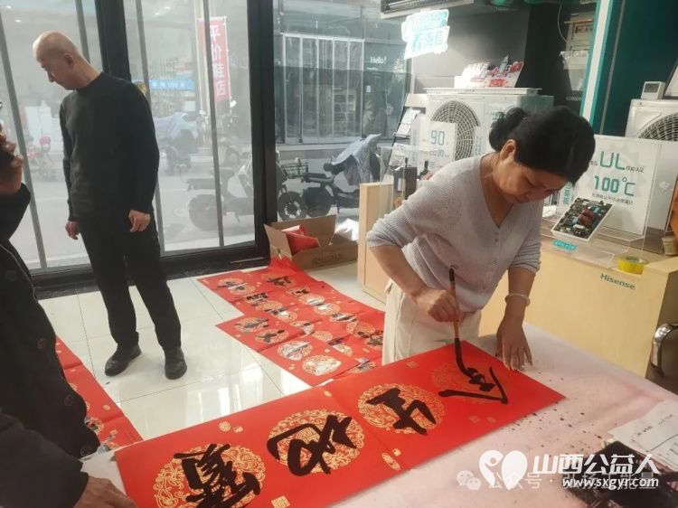 挥毫泼墨迎新春公益同心赠春联 长治市正能量公益协会屯留区办事处给屯留正能量公益群里的爱心人士们赠送手写的新年对联 - 第8张 - 山西公益人 挥毫泼墨迎新春公益同心赠春联 长治市正能量公益协会屯留区办事处给屯留正能量公益群里的爱心人士们赠送手写的新年对联 - 第8张