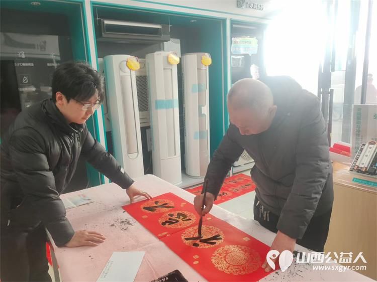 挥毫泼墨迎新春公益同心赠春联 长治市正能量公益协会屯留区办事处给屯留正能量公益群里的爱心人士们赠送手写的新年对联 - 第9张 - 山西公益人 挥毫泼墨迎新春公益同心赠春联 长治市正能量公益协会屯留区办事处给屯留正能量公益群里的爱心人士们赠送手写的新年对联 - 第9张