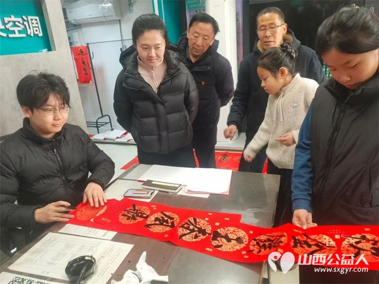 挥毫泼墨迎新春公益同心赠春联 长治市正能量公益协会屯留区办事处给屯留正能量公益群里的爱心人士们赠送手写的新年对联 - 第3张 - 山西公益人 挥毫泼墨迎新春公益同心赠春联 长治市正能量公益协会屯留区办事处给屯留正能量公益群里的爱心人士们赠送手写的新年对联 - 第3张