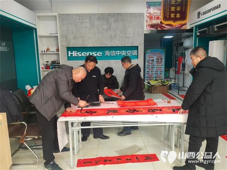 挥毫泼墨迎新春公益同心赠春联 长治市正能量公益协会屯留区办事处给屯留正能量公益群里的爱心人士们赠送手写的新年对联 - 第10张 - 山西公益人 挥毫泼墨迎新春公益同心赠春联 长治市正能量公益协会屯留区办事处给屯留正能量公益群里的爱心人士们赠送手写的新年对联 - 第10张