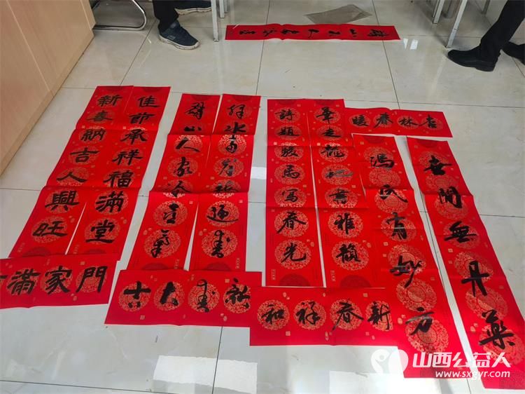 挥毫泼墨迎新春公益同心赠春联 长治市正能量公益协会屯留区办事处给屯留正能量公益群里的爱心人士们赠送手写的新年对联 - 第16张 - 山西公益人 挥毫泼墨迎新春公益同心赠春联 长治市正能量公益协会屯留区办事处给屯留正能量公益群里的爱心人士们赠送手写的新年对联 - 第16张