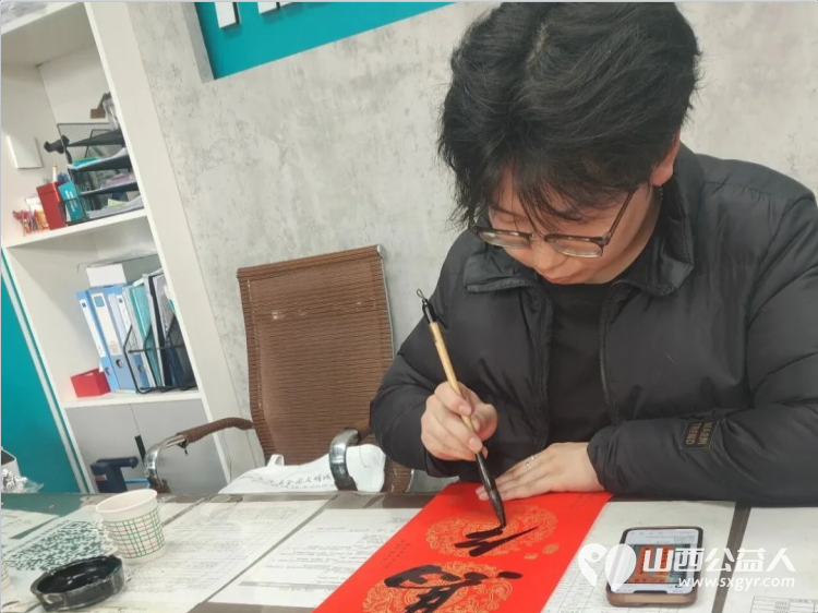 挥毫泼墨迎新春公益同心赠春联 长治市正能量公益协会屯留区办事处给屯留正能量公益群里的爱心人士们赠送手写的新年对联 - 第6张 - 山西公益人 挥毫泼墨迎新春公益同心赠春联 长治市正能量公益协会屯留区办事处给屯留正能量公益群里的爱心人士们赠送手写的新年对联 - 第6张