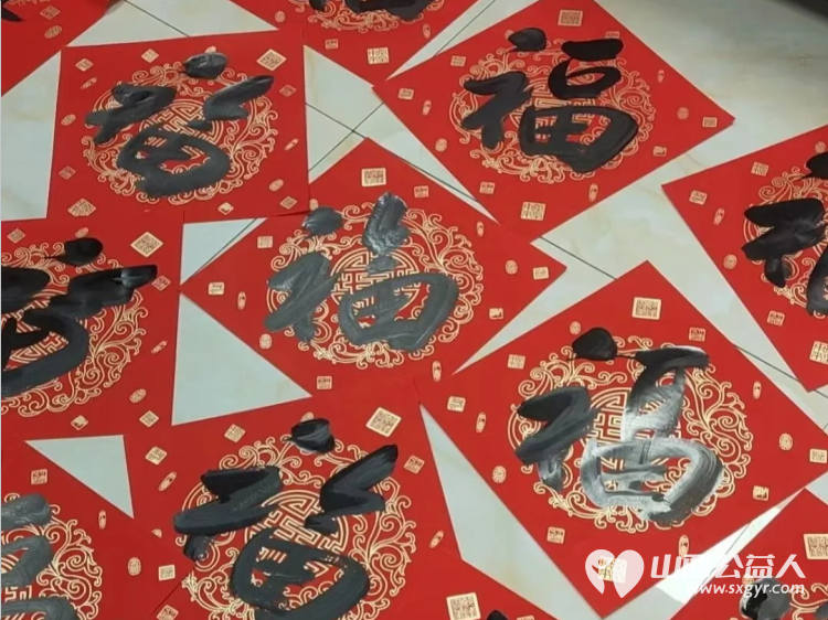 挥毫泼墨迎新春公益同心赠春联 长治市正能量公益协会屯留区办事处给屯留正能量公益群里的爱心人士们赠送手写的新年对联 - 第17张 - 山西公益人 挥毫泼墨迎新春公益同心赠春联 长治市正能量公益协会屯留区办事处给屯留正能量公益群里的爱心人士们赠送手写的新年对联 - 第17张