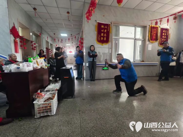 春节陪老人过年是一种幸福 长治市小雨点公益志愿者协会选择在这一天来到潞州区黄碾镇故南敬老院开展了一场温馨的敬老活动 - 第5张 - 山西公益人 春节陪老人过年是一种幸福 长治市小雨点公益志愿者协会选择在这一天来到潞州区黄碾镇故南敬老院开展了一场温馨的敬老活动 - 第5张