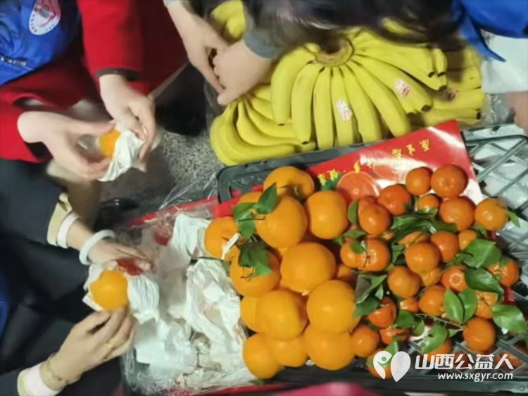 春节陪老人过年是一种幸福 长治市小雨点公益志愿者协会选择在这一天来到潞州区黄碾镇故南敬老院开展了一场温馨的敬老活动 - 第9张 - 山西公益人 春节陪老人过年是一种幸福 长治市小雨点公益志愿者协会选择在这一天来到潞州区黄碾镇故南敬老院开展了一场温馨的敬老活动 - 第9张