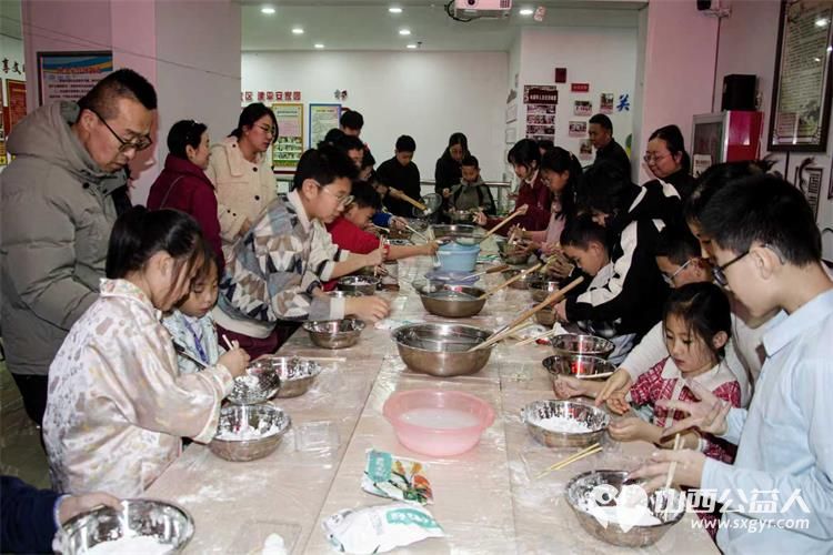 太原市小店区营盘街道南内环二社区滚元宵庆佳节活动不仅让孩子学到了知识还让孩子们学会了自己动手的劳动果实 - 第3张