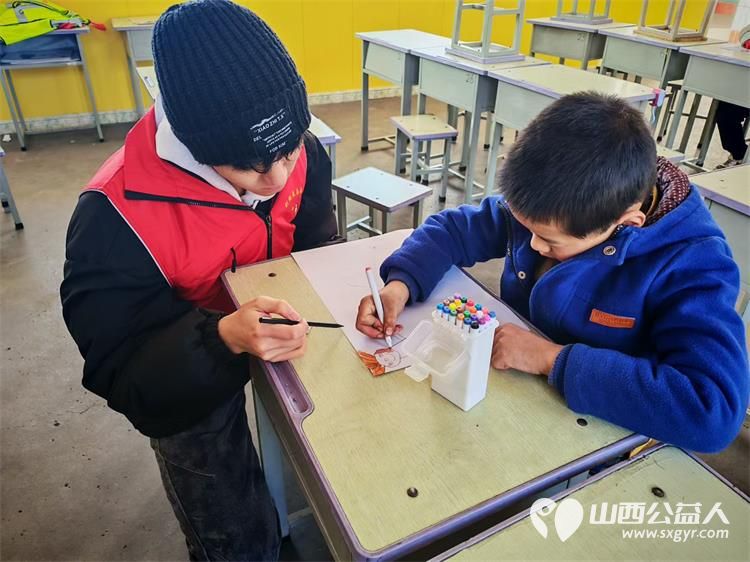 2月11日文水县爱心帮扶志愿者协会的大学生返乡志愿者继续走进岳村学校开展公益画画课用艺术陪伴孩子们度过欢乐时光 - 第2张