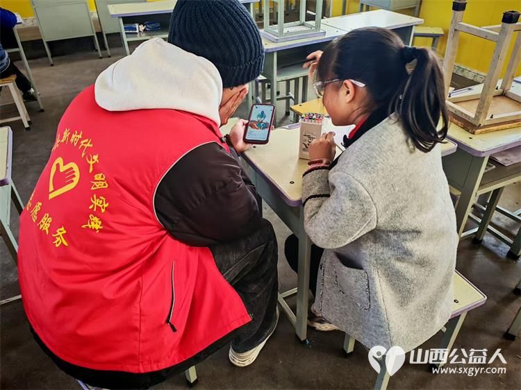 2月11日文水县爱心帮扶志愿者协会的大学生返乡志愿者继续走进岳村学校开展公益画画课用艺术陪伴孩子们度过欢乐时光 - 第3张