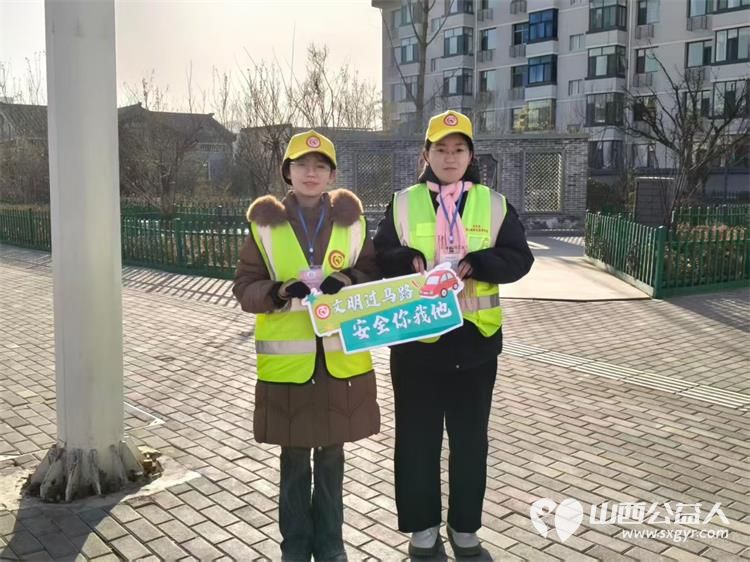 2月11日文水县爱心帮扶志愿者协会组织返乡大学学子赴文水街头传文明理念引导市民规范出行遵守交通秩序 - 第3张 - 山西公益人 2月11日文水县爱心帮扶志愿者协会组织返乡大学学子赴文水街头传文明理念引导市民规范出行遵守交通秩序 - 第3张