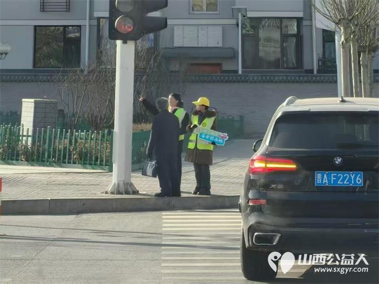 2月11日文水县爱心帮扶志愿者协会组织返乡大学学子赴文水街头传文明理念引导市民规范出行遵守交通秩序 - 第6张 - 山西公益人 2月11日文水县爱心帮扶志愿者协会组织返乡大学学子赴文水街头传文明理念引导市民规范出行遵守交通秩序 - 第6张