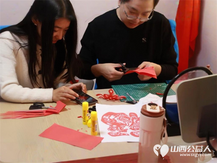 青春筑梦新时代翰墨迎春中国年----共青团离石区委新春写对联剪窗花送祝福活动让文明之花在辖区处处绽放为建设和谐美好社区注入源源不断的文化活力 - 第8张