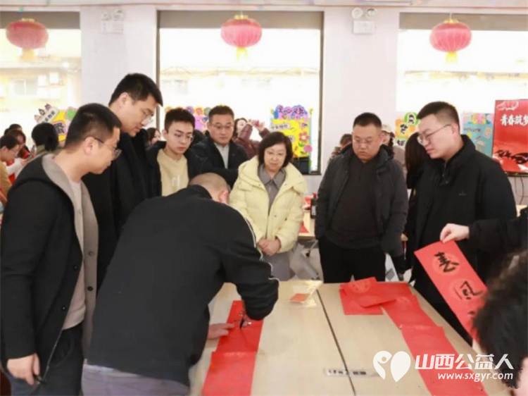 青春筑梦新时代翰墨迎春中国年----共青团离石区委新春写对联剪窗花送祝福活动让文明之花在辖区处处绽放为建设和谐美好社区注入源源不断的文化活力 - 第6张
