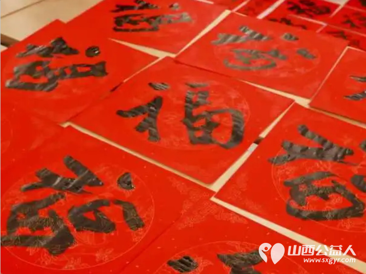 青春筑梦新时代翰墨迎春中国年----共青团离石区委新春写对联剪窗花送祝福活动让文明之花在辖区处处绽放为建设和谐美好社区注入源源不断的文化活力 - 第19张