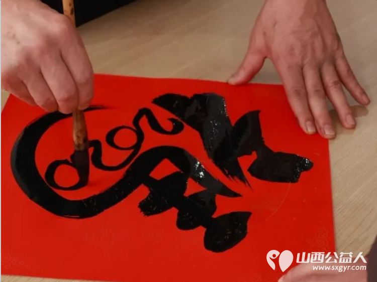 青春筑梦新时代翰墨迎春中国年----共青团离石区委新春写对联剪窗花送祝福活动让文明之花在辖区处处绽放为建设和谐美好社区注入源源不断的文化活力 - 第16张