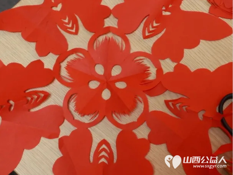 青春筑梦新时代翰墨迎春中国年----共青团离石区委新春写对联剪窗花送祝福活动让文明之花在辖区处处绽放为建设和谐美好社区注入源源不断的文化活力 - 第12张