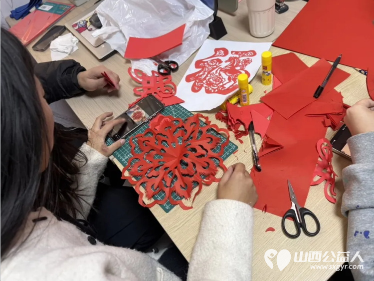 青春筑梦新时代翰墨迎春中国年----共青团离石区委新春写对联剪窗花送祝福活动让文明之花在辖区处处绽放为建设和谐美好社区注入源源不断的文化活力 - 第10张