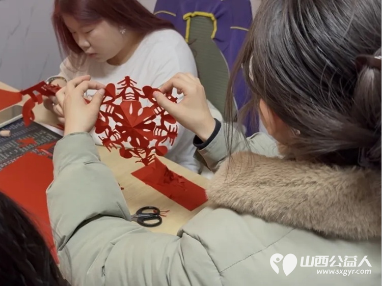 青春筑梦新时代翰墨迎春中国年----共青团离石区委新春写对联剪窗花送祝福活动让文明之花在辖区处处绽放为建设和谐美好社区注入源源不断的文化活力 - 第11张