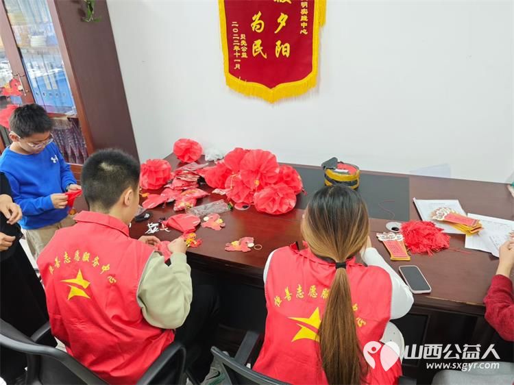 太原市小店区恒善志愿服务中心组织志愿者做花灯迎元宵佳节 - 第5张