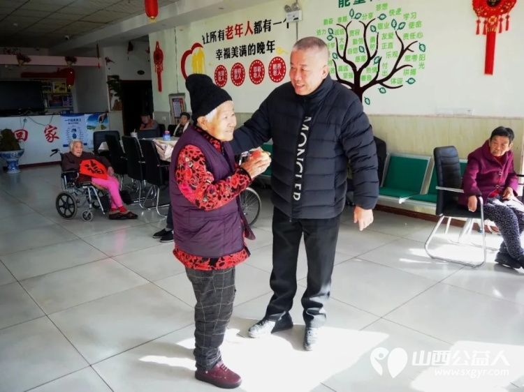 文润定阳暖桑榆新春慰问沁人心----介休市文艺界联合开展蒙福养老院新春慰问活动向养老院捐赠现金五千元吉县苹果6箱小麦面粉50斤用于改善老人生活条件 - 第15张