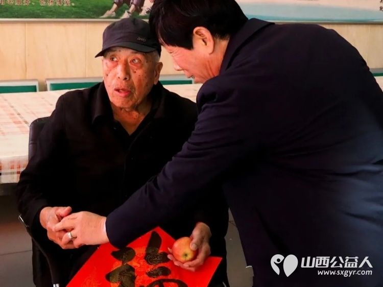 文润定阳暖桑榆新春慰问沁人心----介休市文艺界联合开展蒙福养老院新春慰问活动向养老院捐赠现金五千元吉县苹果6箱小麦面粉50斤用于改善老人生活条件 - 第6张