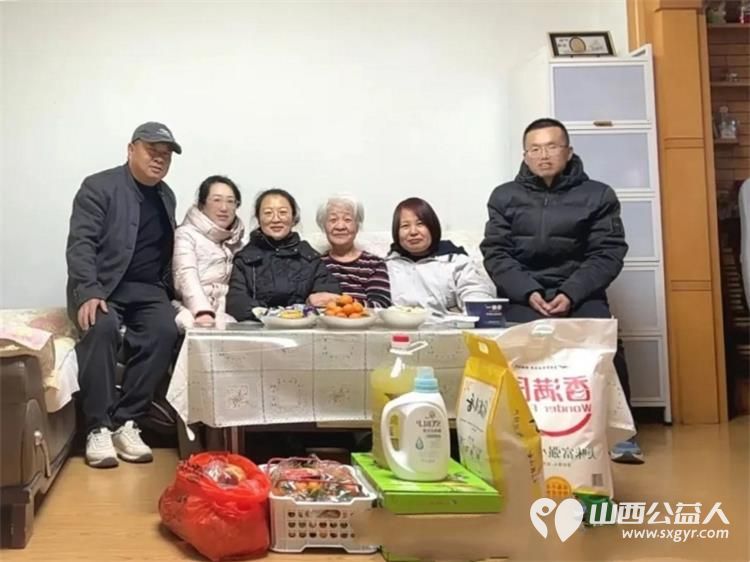 长治市雨花斋二部开展了春节前慰问活动长治市小雨点公益志愿者协会5名青年义工代表共同为九位银发义工送上了精心准备的食品日用品等慰问礼品 - 第5张 - 山西公益人 长治市雨花斋二部开展了春节前慰问活动长治市小雨点公益志愿者协会5名青年义工代表共同为九位银发义工送上了精心准备的食品日用品等慰问礼品 - 第5张