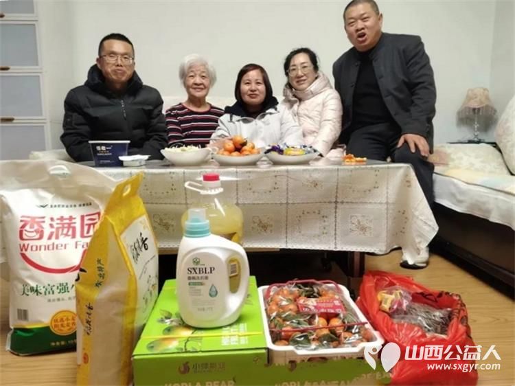 长治市雨花斋二部开展了春节前慰问活动长治市小雨点公益志愿者协会5名青年义工代表共同为九位银发义工送上了精心准备的食品日用品等慰问礼品 - 第6张 - 山西公益人 长治市雨花斋二部开展了春节前慰问活动长治市小雨点公益志愿者协会5名青年义工代表共同为九位银发义工送上了精心准备的食品日用品等慰问礼品 - 第6张