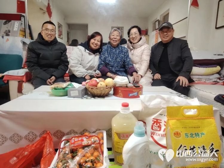 长治市雨花斋二部开展了春节前慰问活动长治市小雨点公益志愿者协会5名青年义工代表共同为九位银发义工送上了精心准备的食品日用品等慰问礼品 - 第7张 - 山西公益人 长治市雨花斋二部开展了春节前慰问活动长治市小雨点公益志愿者协会5名青年义工代表共同为九位银发义工送上了精心准备的食品日用品等慰问礼品 - 第7张