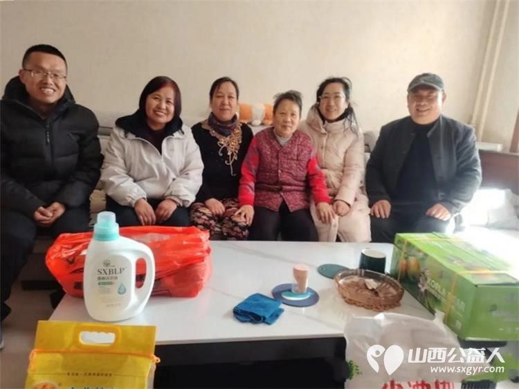 长治市雨花斋二部开展了春节前慰问活动长治市小雨点公益志愿者协会5名青年义工代表共同为九位银发义工送上了精心准备的食品日用品等慰问礼品 - 第1张 - 山西公益人 长治市雨花斋二部开展了春节前慰问活动长治市小雨点公益志愿者协会5名青年义工代表共同为九位银发义工送上了精心准备的食品日用品等慰问礼品 - 第1张