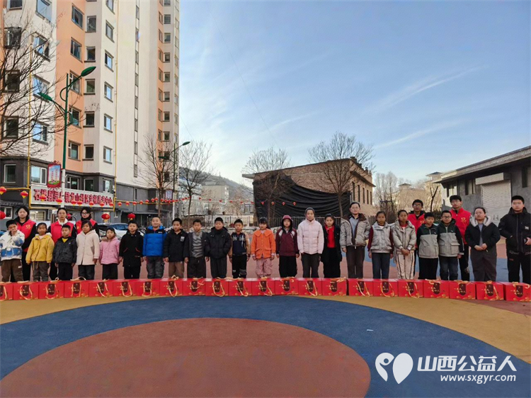 石楼县青年志愿者协会春节前牵挂一老一小发放一束光暖心大礼包 - 第1张 - 山西公益人 石楼县青年志愿者协会春节前牵挂一老一小发放一束光暖心大礼包 - 第1张