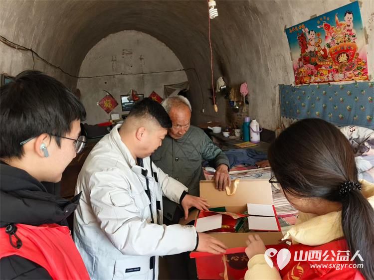 石楼县青年志愿者协会春节前牵挂一老一小发放一束光暖心大礼包 - 第4张 - 山西公益人 石楼县青年志愿者协会春节前牵挂一老一小发放一束光暖心大礼包 - 第4张