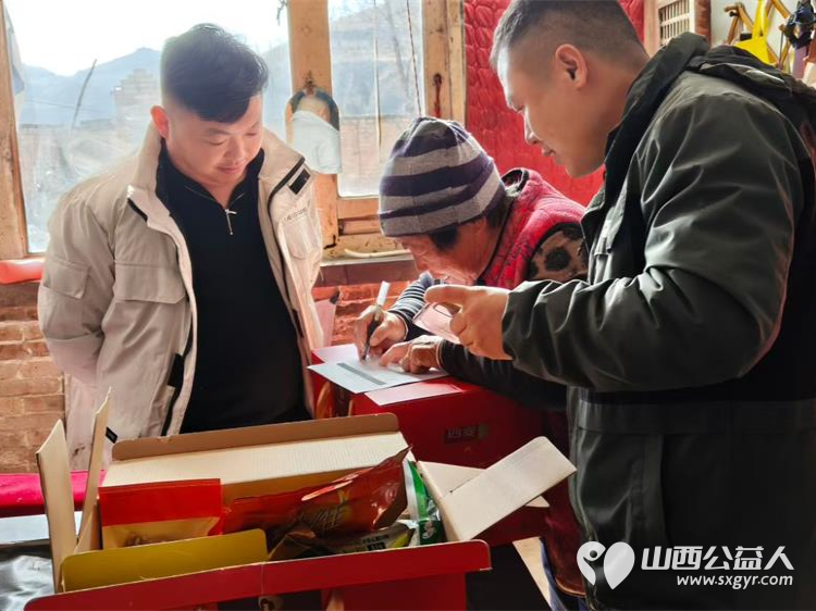 石楼县青年志愿者协会春节前牵挂一老一小发放一束光暖心大礼包 - 第5张 - 山西公益人 石楼县青年志愿者协会春节前牵挂一老一小发放一束光暖心大礼包 - 第5张