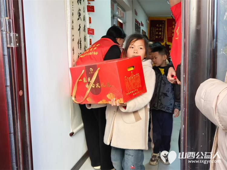 石楼县青年志愿者协会春节前牵挂一老一小发放一束光暖心大礼包 - 第8张 - 山西公益人 石楼县青年志愿者协会春节前牵挂一老一小发放一束光暖心大礼包 - 第8张