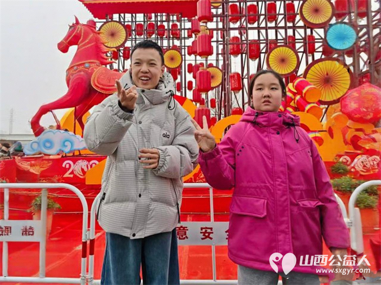 太原市灵星社区服务中心的心青年们在老师们的带领下来到2026阳曲县新春非遗民宿花灯沉浸式游园会现场看演出赏花灯品美食玩游戏 - 第4张