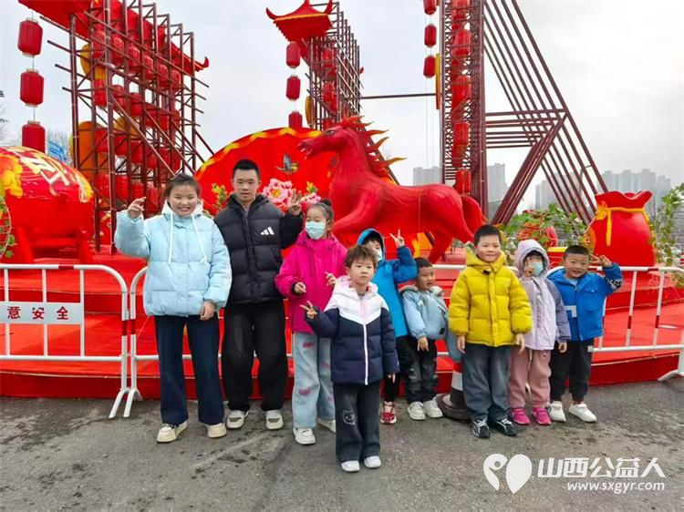 太原市灵星社区服务中心的心青年们在老师们的带领下来到2026阳曲县新春非遗民宿花灯沉浸式游园会现场看演出赏花灯品美食玩游戏 - 第1张