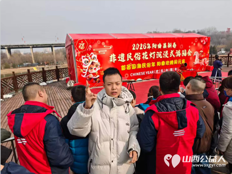 太原市灵星社区服务中心的心青年们在老师们的带领下来到2026阳曲县新春非遗民宿花灯沉浸式游园会现场看演出赏花灯品美食玩游戏 - 第5张