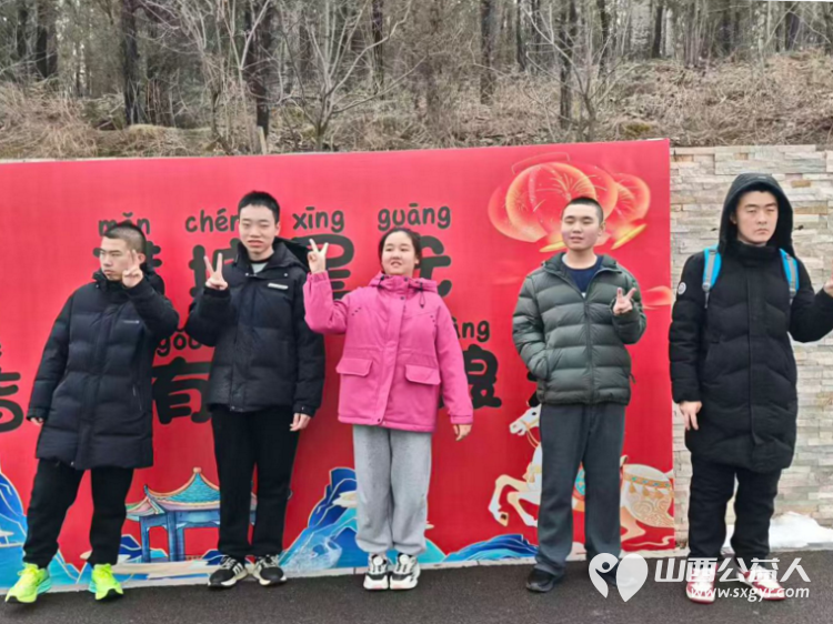 太原市灵星社区服务中心的心青年们在老师们的带领下来到2026阳曲县新春非遗民宿花灯沉浸式游园会现场看演出赏花灯品美食玩游戏 - 第2张