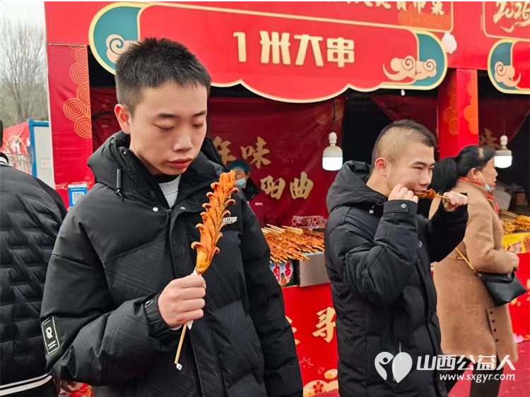 太原市灵星社区服务中心的心青年们在老师们的带领下来到2026阳曲县新春非遗民宿花灯沉浸式游园会现场看演出赏花灯品美食玩游戏 - 第6张