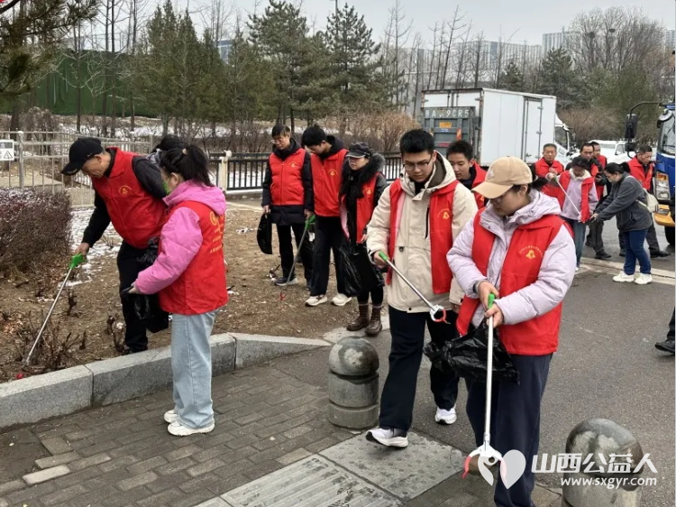 春风传美德志愿践初心 山西省学雷锋志愿服务总队在长风街万亩生态园举办学雷锋志愿服务活动沿着登山步道开启清洁行动弯腰拾捡纸屑烟头及塑料杂物 - 第7张 - 山西公益人 春风传美德志愿践初心 山西省学雷锋志愿服务总队在长风街万亩生态园举办学雷锋志愿服务活动沿着登山步道开启清洁行动弯腰拾捡纸屑烟头及塑料杂物 - 第7张