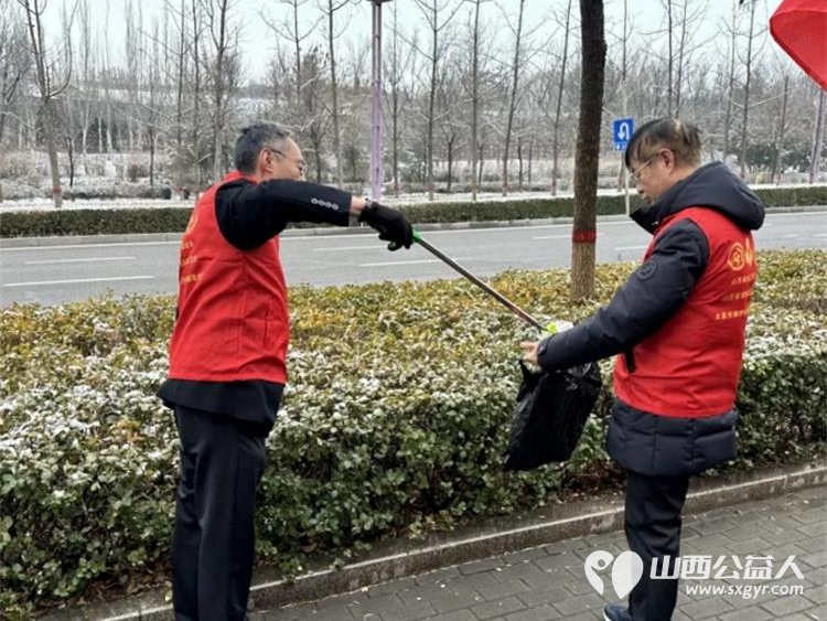 春风传美德志愿践初心 山西省学雷锋志愿服务总队在长风街万亩生态园举办学雷锋志愿服务活动沿着登山步道开启清洁行动弯腰拾捡纸屑烟头及塑料杂物 - 第9张 - 山西公益人 春风传美德志愿践初心 山西省学雷锋志愿服务总队在长风街万亩生态园举办学雷锋志愿服务活动沿着登山步道开启清洁行动弯腰拾捡纸屑烟头及塑料杂物 - 第9张