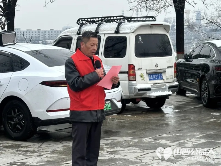 春风传美德志愿践初心 山西省学雷锋志愿服务总队在长风街万亩生态园举办学雷锋志愿服务活动沿着登山步道开启清洁行动弯腰拾捡纸屑烟头及塑料杂物 - 第13张 - 山西公益人 春风传美德志愿践初心 山西省学雷锋志愿服务总队在长风街万亩生态园举办学雷锋志愿服务活动沿着登山步道开启清洁行动弯腰拾捡纸屑烟头及塑料杂物 - 第13张