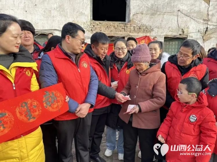 2026暖冬行动 | 正能量公益志愿服务屯留区办事处新春慰问五户孤寡老人家为老人们送上现金大米食用油奶粉床上用品运动鞋对联等生活必需品 - 第8张