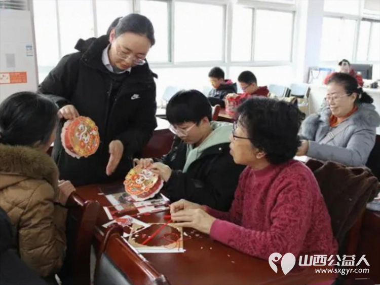 太原市滨东社区携手晋商银行平阳路支行手工花灯点亮社区温情辖区老人与孩子们欢聚一堂用巧手制作花灯在光影交错中迎接元宵节 - 第3张 - 山西公益人 太原市滨东社区携手晋商银行平阳路支行手工花灯点亮社区温情辖区老人与孩子们欢聚一堂用巧手制作花灯在光影交错中迎接元宵节 - 第3张