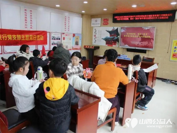 太原市滨东社区携手晋商银行平阳路支行手工花灯点亮社区温情辖区老人与孩子们欢聚一堂用巧手制作花灯在光影交错中迎接元宵节 - 第2张 - 山西公益人 太原市滨东社区携手晋商银行平阳路支行手工花灯点亮社区温情辖区老人与孩子们欢聚一堂用巧手制作花灯在光影交错中迎接元宵节 - 第2张